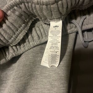 ALO Yoga Men's Light Gray Jogger Sweatpants